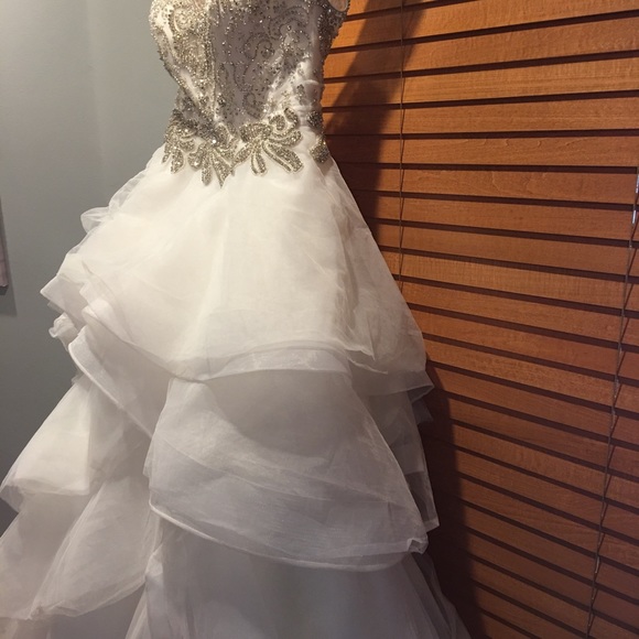 Gorgeous rhinestone beaded tulle wedding dress - Picture 2 of 8